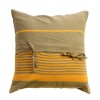 Housse de coussin carrée ocre et taupe à rayures, fermeture par nouettes - C5