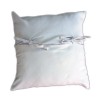 Housse de coussin carrée fond gris perle fermeture avec des nouettes - M1