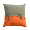 Coussin carré 40x40cm à rayures amandes sur fond orange avec nouettes - T4